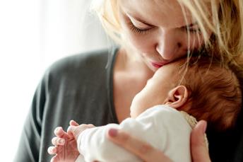 Engorgement Picture of Mom Kissing Babys Head
